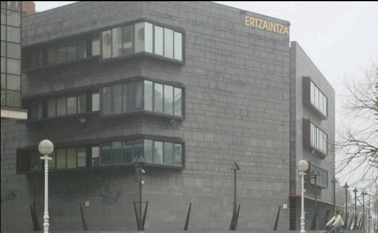 La comisaría de la Ertzaintza en el barrio donositarra del Antiguo, donde se ha presentado la denuncia.