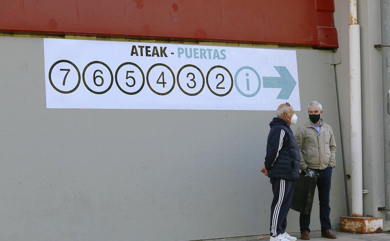 Dos personas esperan en las inmediaciones de Illunbe, principal vacunódromo de Gipuzkoa desde marzo. 