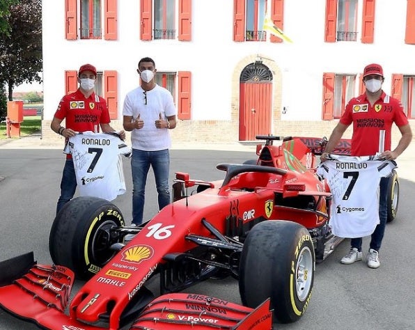 Charles Leclerc, Cristiano Ronaldo y Carlos Sainz, ayer en Fiorano.