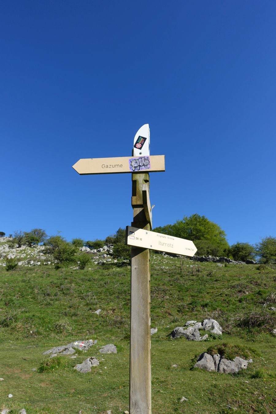 Cima discreta que se mantiene a la sombra de Hernio, entre el mar, el camino de Santiago y la venta en que descansó el gran patrón