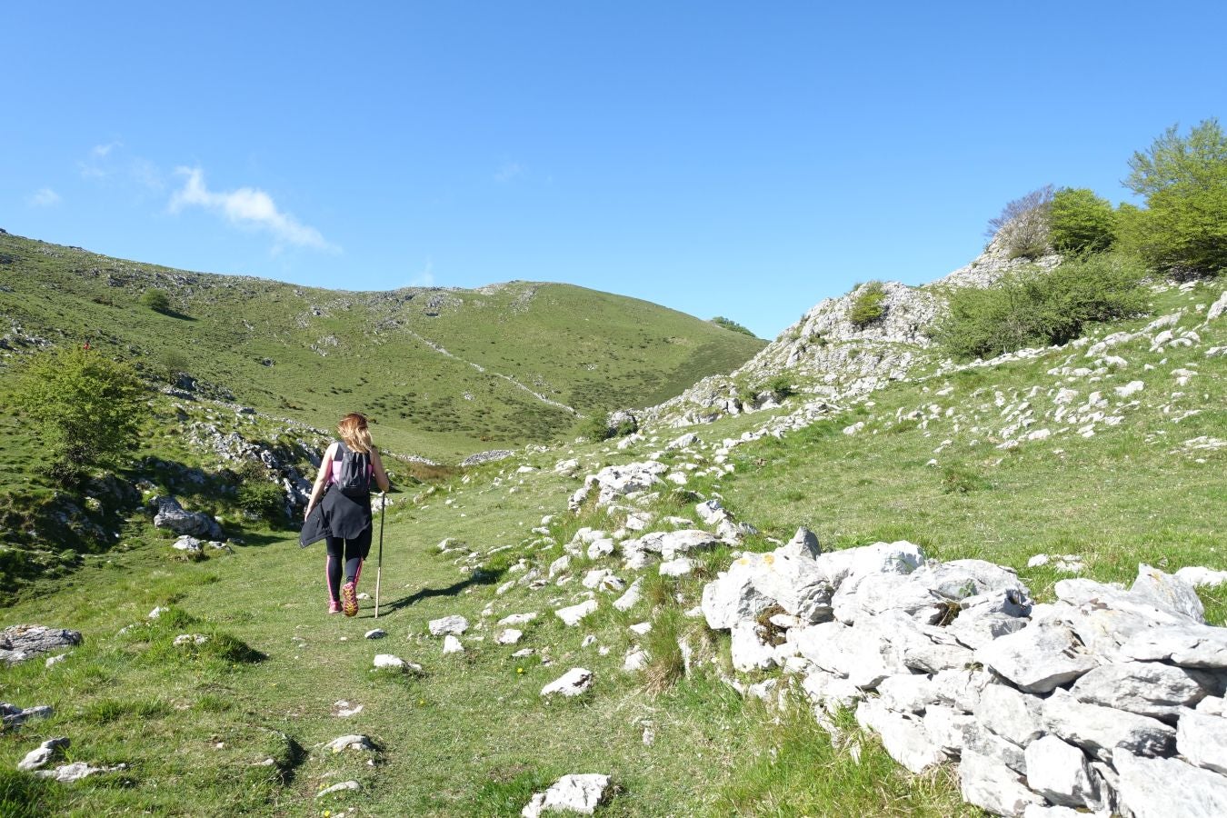 Cima discreta que se mantiene a la sombra de Hernio, entre el mar, el camino de Santiago y la venta en que descansó el gran patrón
