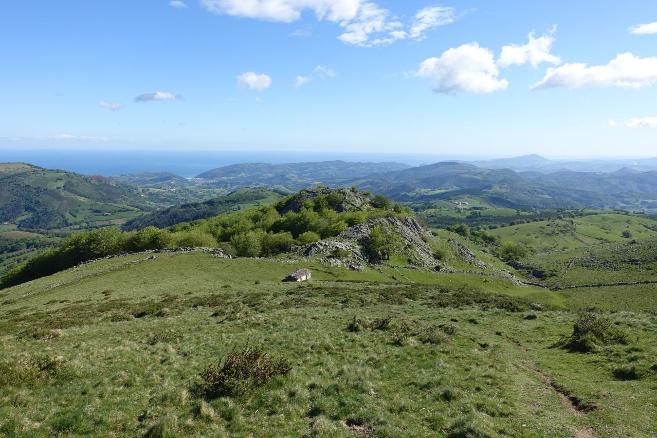 Cima discreta que se mantiene a la sombra de Hernio, entre el mar, el camino de Santiago y la venta en que descansó el gran patrón
