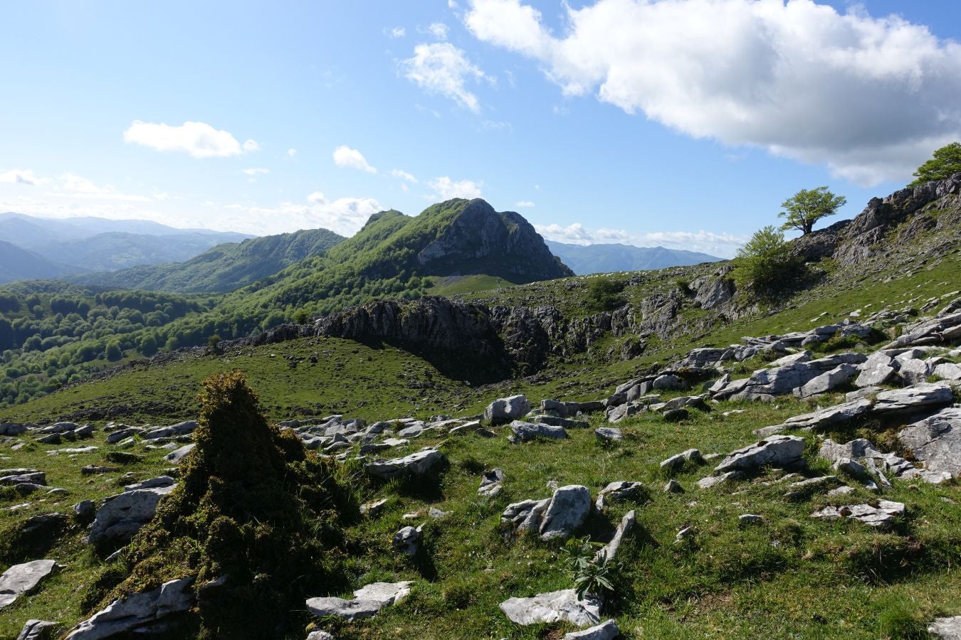 Cima discreta que se mantiene a la sombra de Hernio, entre el mar, el camino de Santiago y la venta en que descansó el gran patrón