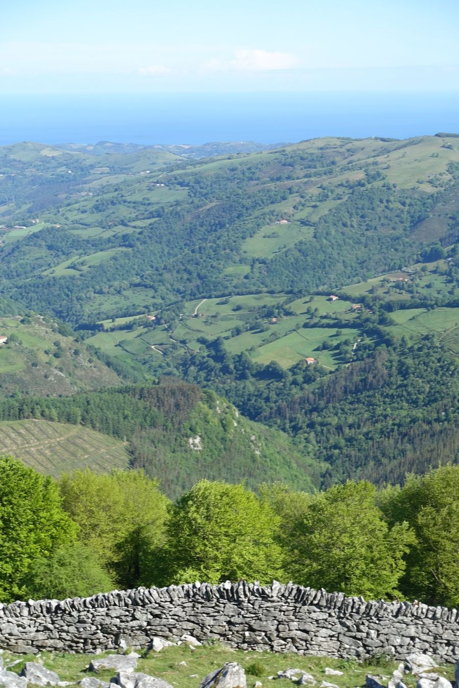 Cima discreta que se mantiene a la sombra de Hernio, entre el mar, el camino de Santiago y la venta en que descansó el gran patrón