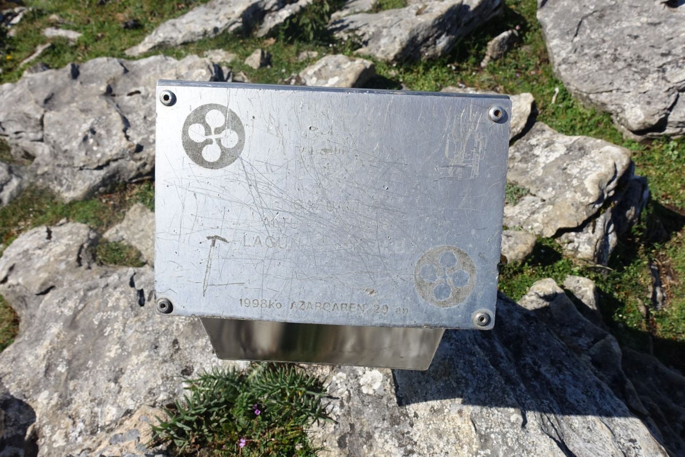 Cima discreta que se mantiene a la sombra de Hernio, entre el mar, el camino de Santiago y la venta en que descansó el gran patrón