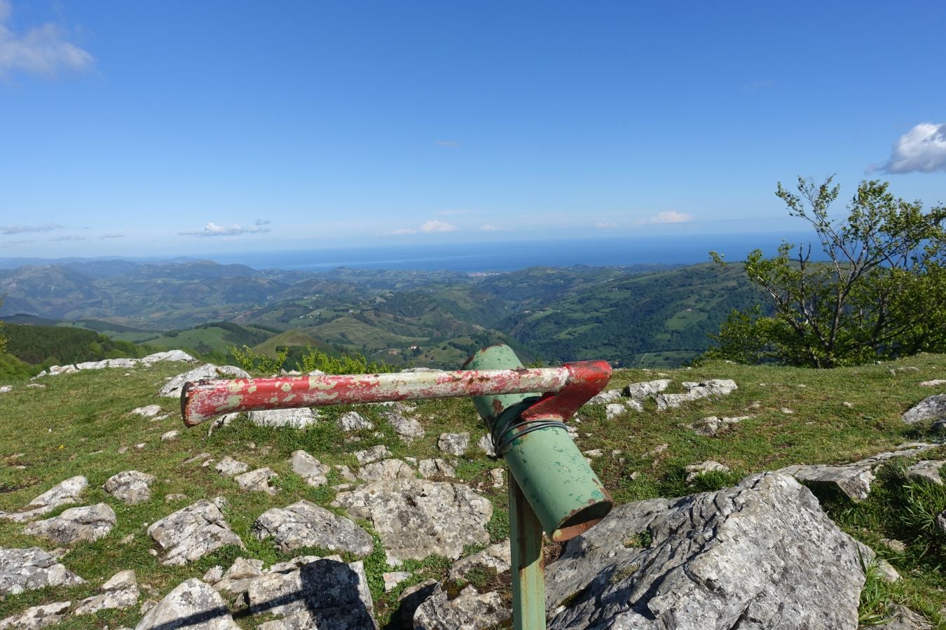 Cima discreta que se mantiene a la sombra de Hernio, entre el mar, el camino de Santiago y la venta en que descansó el gran patrón