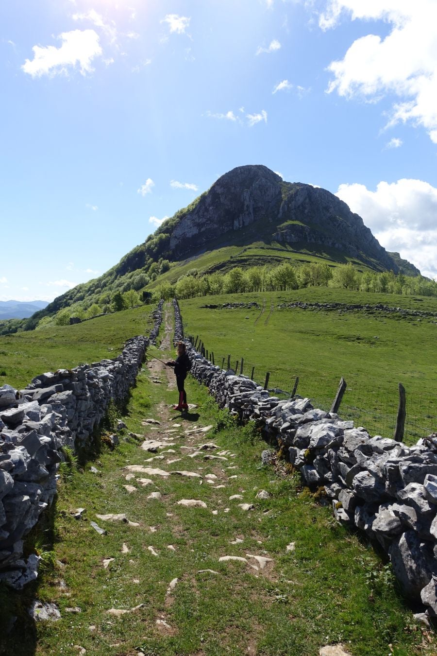 Cima discreta que se mantiene a la sombra de Hernio, entre el mar, el camino de Santiago y la venta en que descansó el gran patrón