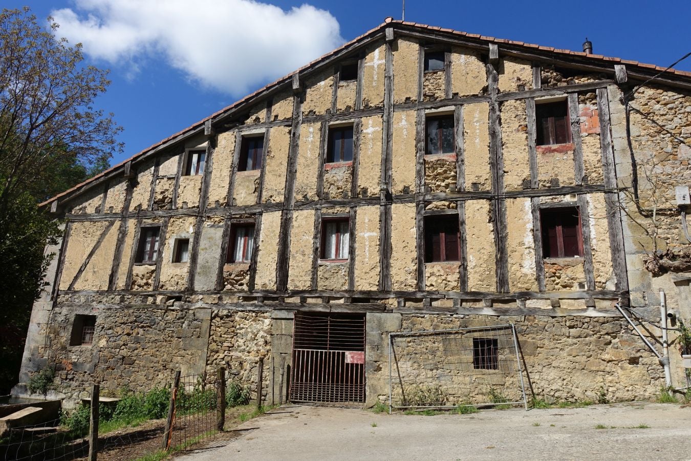 Cima discreta que se mantiene a la sombra de Hernio, entre el mar, el camino de Santiago y la venta en que descansó el gran patrón