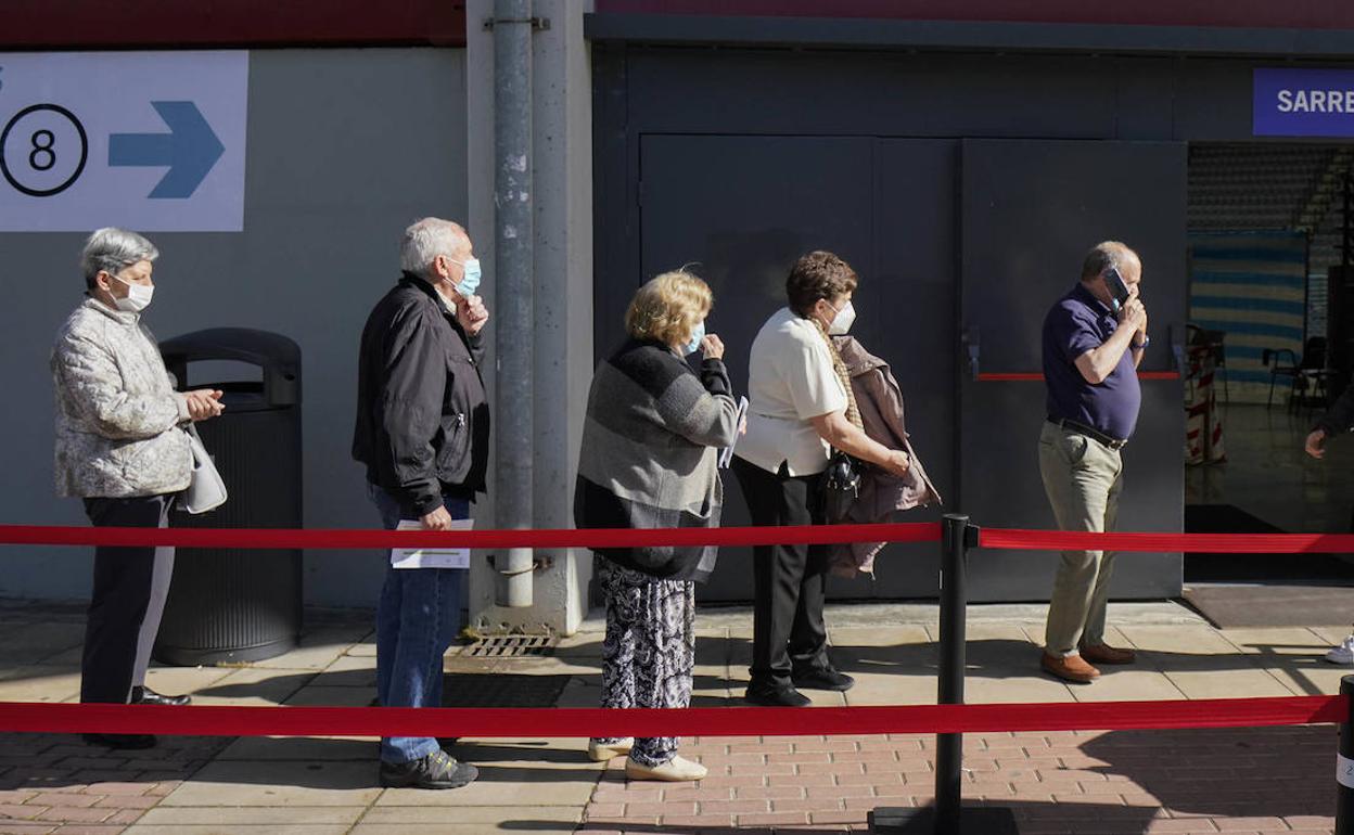 Varias personas esperaban a ser vacunados ayer en Illunbe. 