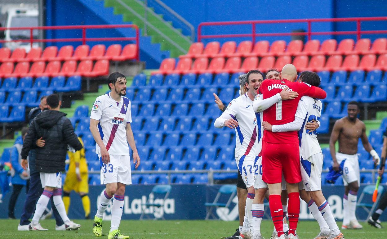 Los jugadores del Eibar celebran la victoria ante el Getafe. 