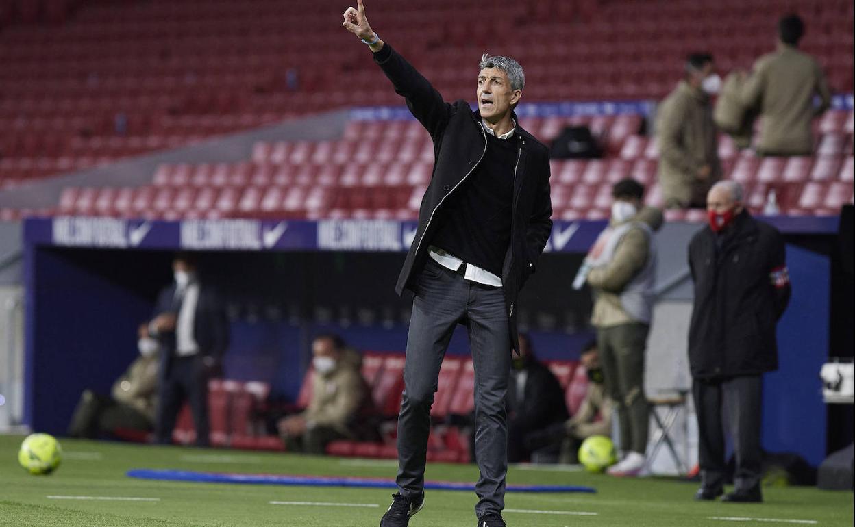 Imanol Alguacil da instrucciones durante el partido. 