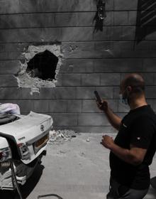 Imagen secundaria 2 - 1. Edificios destruidos por los bombardeos israelíes. 2. Soldados israelíes preparan un blindado para disparar. 3. Impacto de un cohete palestino en la ciudad de Ascalón. 