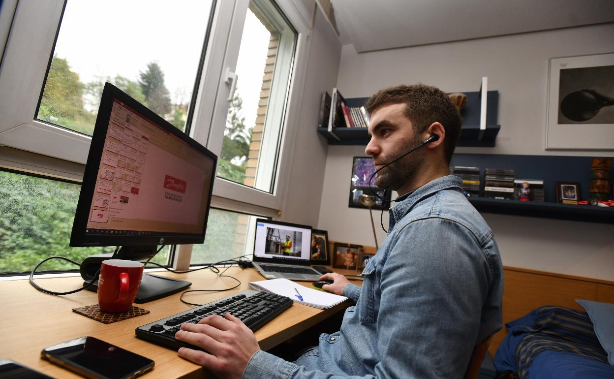 En estos momentos hay más hombres que mujeres teletrabajando