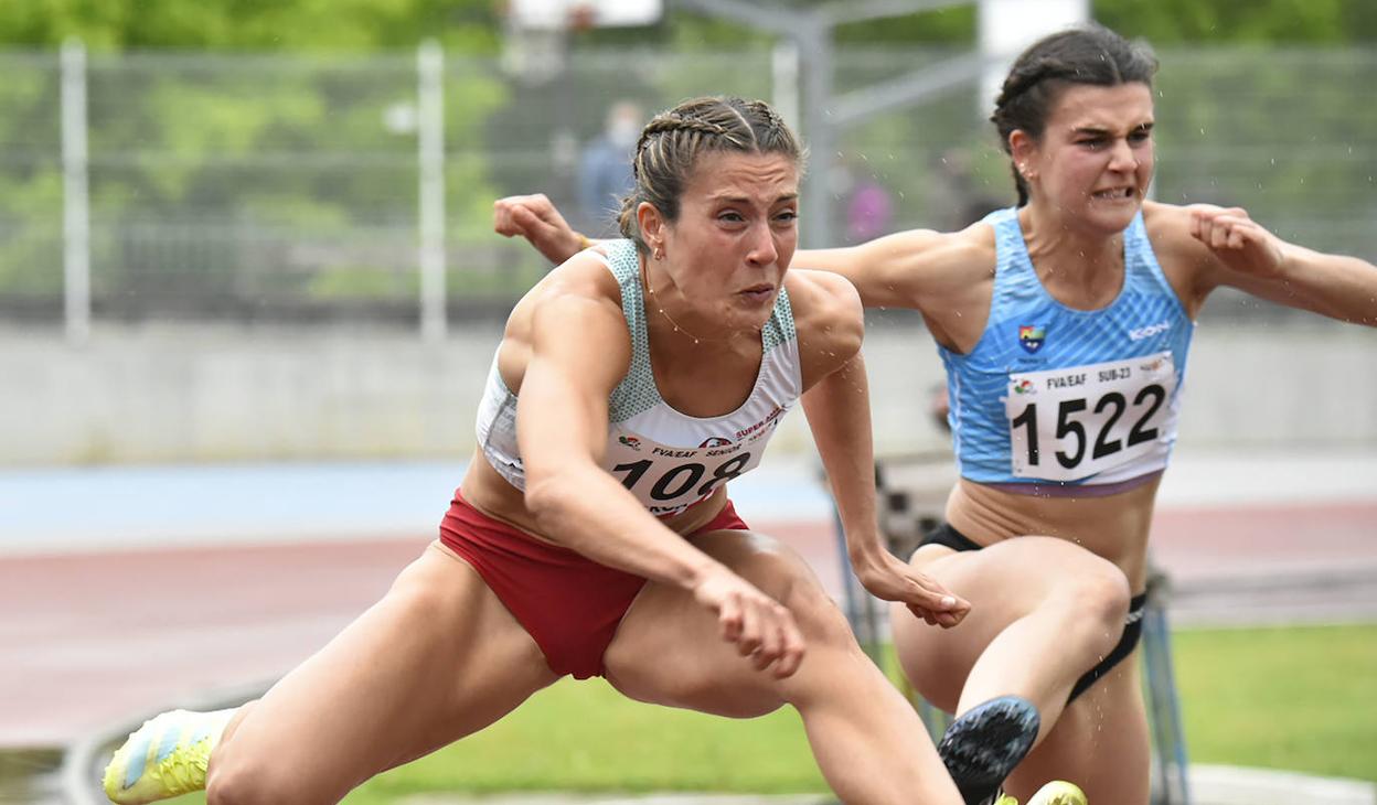 Teresa Errandonea supera una valla ayer en Tolosa. 
