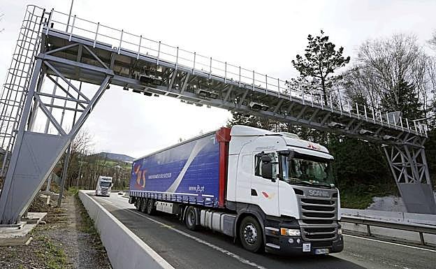 La Justicia suspende el actual sistema de peajes a camiones en Gipuzkoa