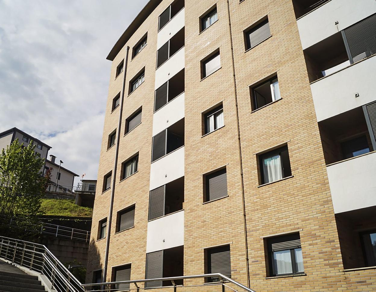 Imagen de la fachada de las viviendas VPO de la plaza Agaramundu, junto al Prado Grande. 