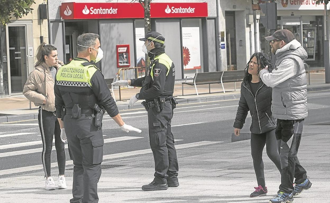 Agentes de la Policía local de Irun.