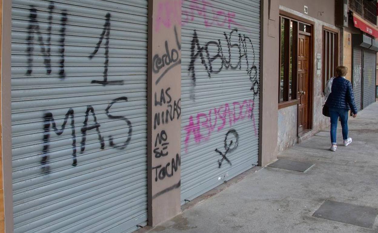 El centro de masajes, lleno de pintadas. 