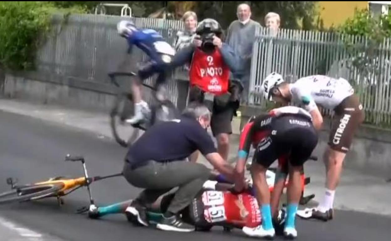 Mikel Landa es atendido tras sufrir la caída que le obligó a retirarse del Giro de Italia