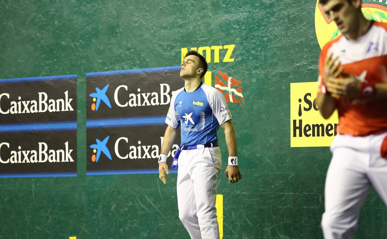 Jon Ander Peña se lamenta de un error ante Joseba Ezkurdia anoche en el Gurea de Azkoitia. 