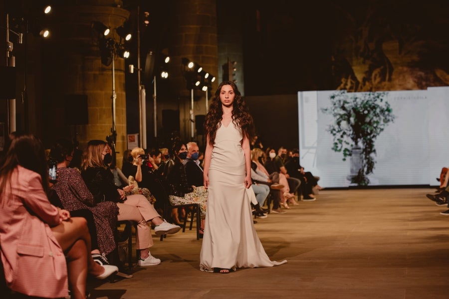 Inspirada en la flor Hydrangea, habitual en el entorno de los caseríos vascos, Sophie et Voilà apuesta por unos diseños versátiles y poderosos, como lo son las novias que desean vestir. Pensada para mujeres con estilo y una historia, la colección se ha construido sobre fundamentos recurrentes como el crepe, la gasa y el tul. 