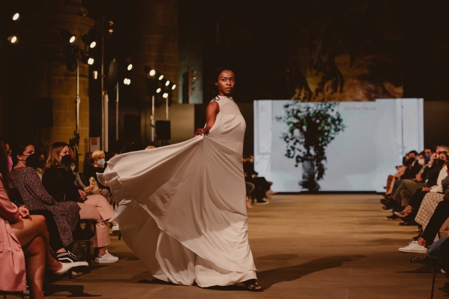 Inspirada en la flor Hydrangea, habitual en el entorno de los caseríos vascos, Sophie et Voilà apuesta por unos diseños versátiles y poderosos, como lo son las novias que desean vestir. Pensada para mujeres con estilo y una historia, la colección se ha construido sobre fundamentos recurrentes como el crepe, la gasa y el tul. 