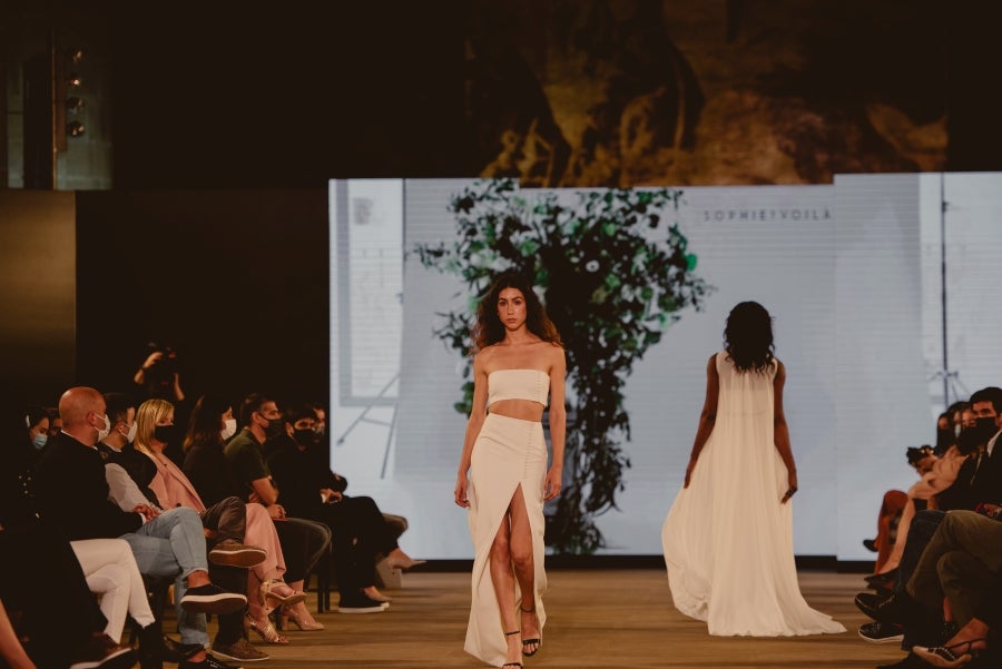 Inspirada en la flor Hydrangea, habitual en el entorno de los caseríos vascos, Sophie et Voilà apuesta por unos diseños versátiles y poderosos, como lo son las novias que desean vestir. Pensada para mujeres con estilo y una historia, la colección se ha construido sobre fundamentos recurrentes como el crepe, la gasa y el tul. 