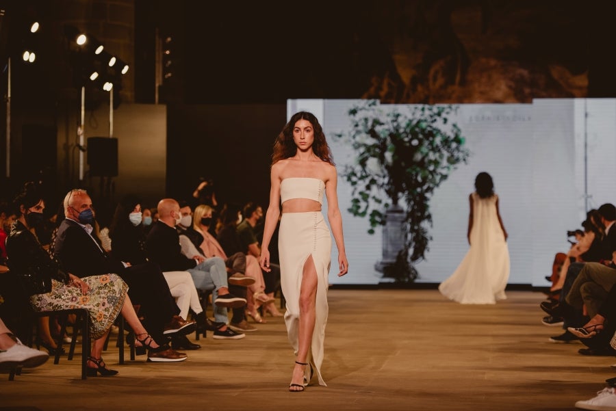 Inspirada en la flor Hydrangea, habitual en el entorno de los caseríos vascos, Sophie et Voilà apuesta por unos diseños versátiles y poderosos, como lo son las novias que desean vestir. Pensada para mujeres con estilo y una historia, la colección se ha construido sobre fundamentos recurrentes como el crepe, la gasa y el tul. 