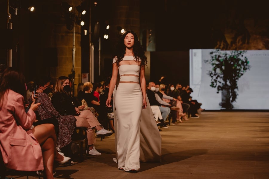 Inspirada en la flor Hydrangea, habitual en el entorno de los caseríos vascos, Sophie et Voilà apuesta por unos diseños versátiles y poderosos, como lo son las novias que desean vestir. Pensada para mujeres con estilo y una historia, la colección se ha construido sobre fundamentos recurrentes como el crepe, la gasa y el tul. 