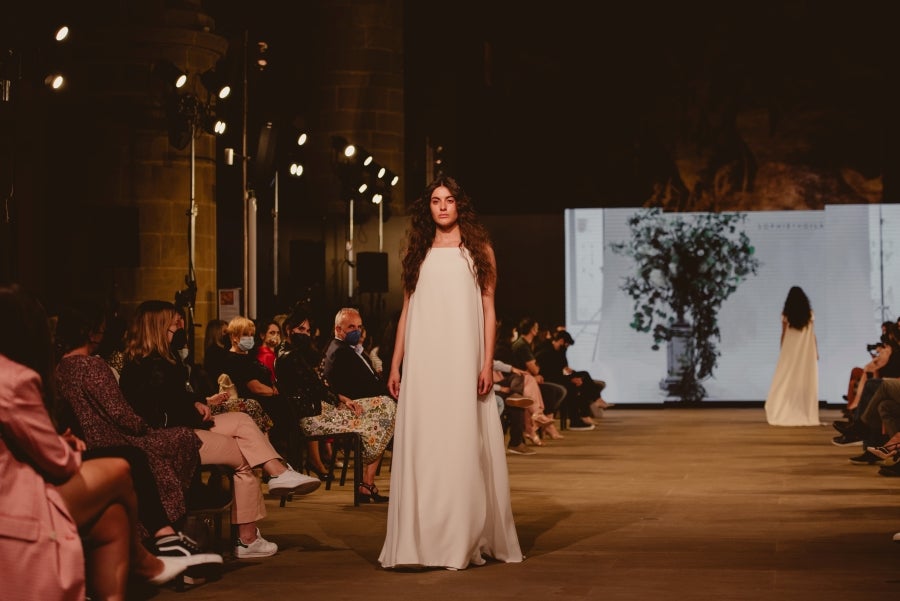 Inspirada en la flor Hydrangea, habitual en el entorno de los caseríos vascos, Sophie et Voilà apuesta por unos diseños versátiles y poderosos, como lo son las novias que desean vestir. Pensada para mujeres con estilo y una historia, la colección se ha construido sobre fundamentos recurrentes como el crepe, la gasa y el tul. 