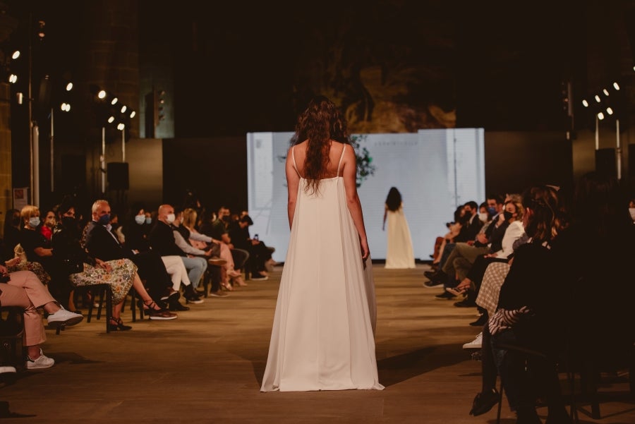 Inspirada en la flor Hydrangea, habitual en el entorno de los caseríos vascos, Sophie et Voilà apuesta por unos diseños versátiles y poderosos, como lo son las novias que desean vestir. Pensada para mujeres con estilo y una historia, la colección se ha construido sobre fundamentos recurrentes como el crepe, la gasa y el tul. 