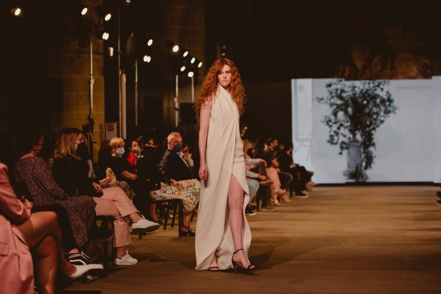 Inspirada en la flor Hydrangea, habitual en el entorno de los caseríos vascos, Sophie et Voilà apuesta por unos diseños versátiles y poderosos, como lo son las novias que desean vestir. Pensada para mujeres con estilo y una historia, la colección se ha construido sobre fundamentos recurrentes como el crepe, la gasa y el tul. 