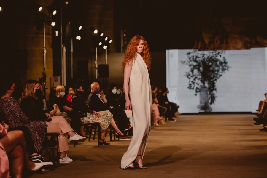 Inspirada en la flor Hydrangea, habitual en el entorno de los caseríos vascos, Sophie et Voilà apuesta por unos diseños versátiles y poderosos, como lo son las novias que desean vestir. Pensada para mujeres con estilo y una historia, la colección se ha construido sobre fundamentos recurrentes como el crepe, la gasa y el tul. 