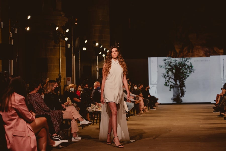 Inspirada en la flor Hydrangea, habitual en el entorno de los caseríos vascos, Sophie et Voilà apuesta por unos diseños versátiles y poderosos, como lo son las novias que desean vestir. Pensada para mujeres con estilo y una historia, la colección se ha construido sobre fundamentos recurrentes como el crepe, la gasa y el tul. 