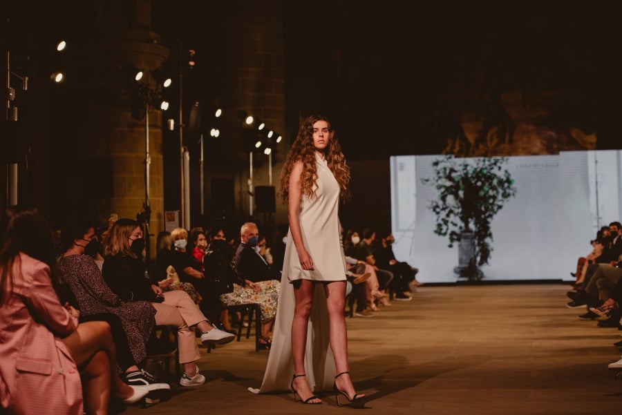 Inspirada en la flor Hydrangea, habitual en el entorno de los caseríos vascos, Sophie et Voilà apuesta por unos diseños versátiles y poderosos, como lo son las novias que desean vestir. Pensada para mujeres con estilo y una historia, la colección se ha construido sobre fundamentos recurrentes como el crepe, la gasa y el tul. 