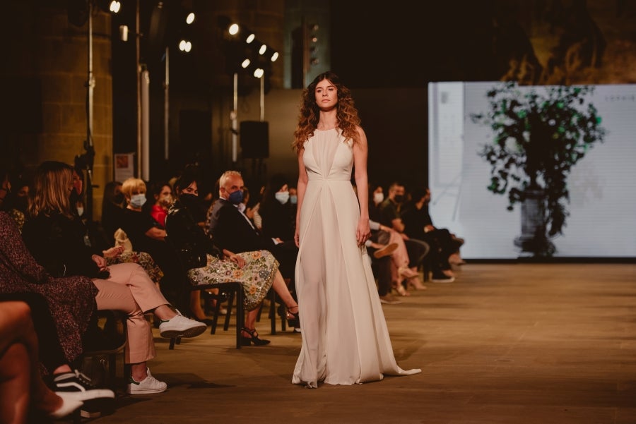 Inspirada en la flor Hydrangea, habitual en el entorno de los caseríos vascos, Sophie et Voilà apuesta por unos diseños versátiles y poderosos, como lo son las novias que desean vestir. Pensada para mujeres con estilo y una historia, la colección se ha construido sobre fundamentos recurrentes como el crepe, la gasa y el tul. 