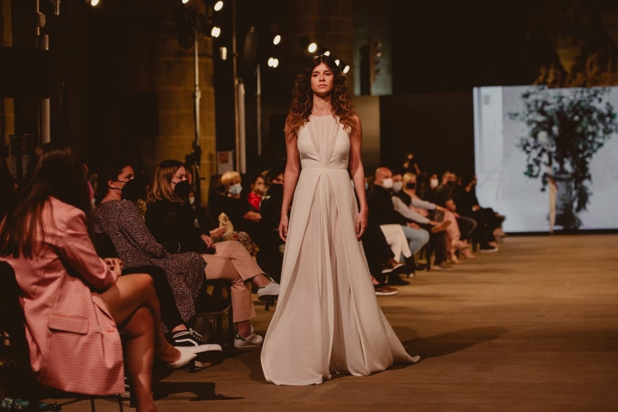 Inspirada en la flor Hydrangea, habitual en el entorno de los caseríos vascos, Sophie et Voilà apuesta por unos diseños versátiles y poderosos, como lo son las novias que desean vestir. Pensada para mujeres con estilo y una historia, la colección se ha construido sobre fundamentos recurrentes como el crepe, la gasa y el tul. 