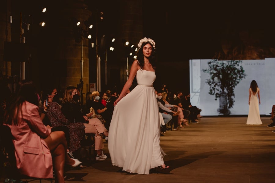 Inspirada en la flor Hydrangea, habitual en el entorno de los caseríos vascos, Sophie et Voilà apuesta por unos diseños versátiles y poderosos, como lo son las novias que desean vestir. Pensada para mujeres con estilo y una historia, la colección se ha construido sobre fundamentos recurrentes como el crepe, la gasa y el tul. 