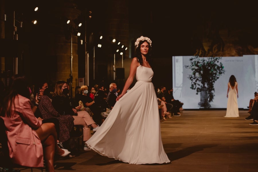 Inspirada en la flor Hydrangea, habitual en el entorno de los caseríos vascos, Sophie et Voilà apuesta por unos diseños versátiles y poderosos, como lo son las novias que desean vestir. Pensada para mujeres con estilo y una historia, la colección se ha construido sobre fundamentos recurrentes como el crepe, la gasa y el tul. 