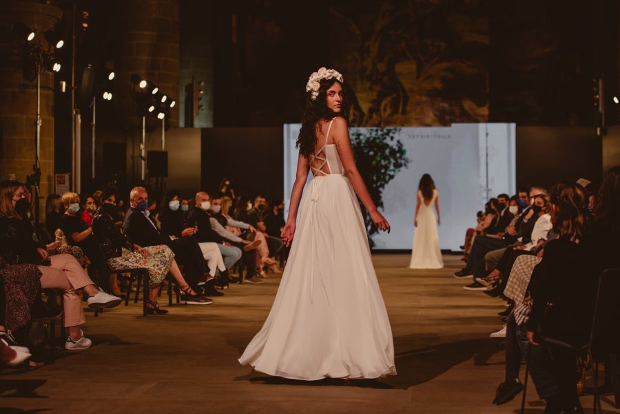 Inspirada en la flor Hydrangea, habitual en el entorno de los caseríos vascos, Sophie et Voilà apuesta por unos diseños versátiles y poderosos, como lo son las novias que desean vestir. Pensada para mujeres con estilo y una historia, la colección se ha construido sobre fundamentos recurrentes como el crepe, la gasa y el tul. 