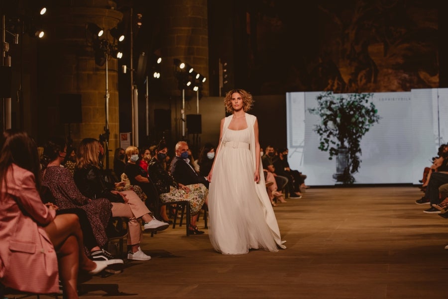 Inspirada en la flor Hydrangea, habitual en el entorno de los caseríos vascos, Sophie et Voilà apuesta por unos diseños versátiles y poderosos, como lo son las novias que desean vestir. Pensada para mujeres con estilo y una historia, la colección se ha construido sobre fundamentos recurrentes como el crepe, la gasa y el tul. 