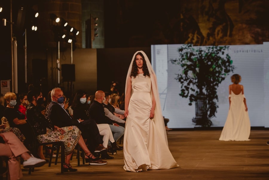 Inspirada en la flor Hydrangea, habitual en el entorno de los caseríos vascos, Sophie et Voilà apuesta por unos diseños versátiles y poderosos, como lo son las novias que desean vestir. Pensada para mujeres con estilo y una historia, la colección se ha construido sobre fundamentos recurrentes como el crepe, la gasa y el tul. 