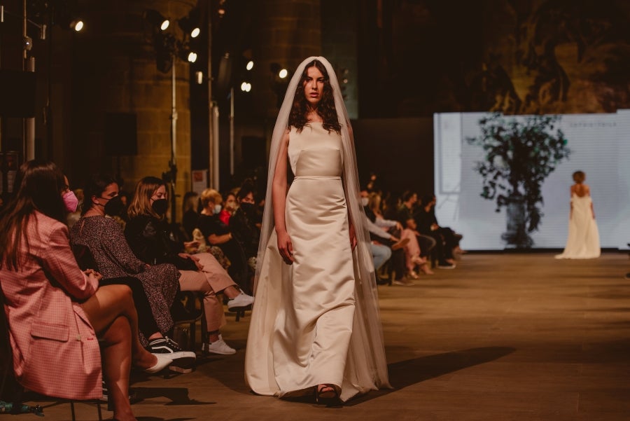 Inspirada en la flor Hydrangea, habitual en el entorno de los caseríos vascos, Sophie et Voilà apuesta por unos diseños versátiles y poderosos, como lo son las novias que desean vestir. Pensada para mujeres con estilo y una historia, la colección se ha construido sobre fundamentos recurrentes como el crepe, la gasa y el tul. 