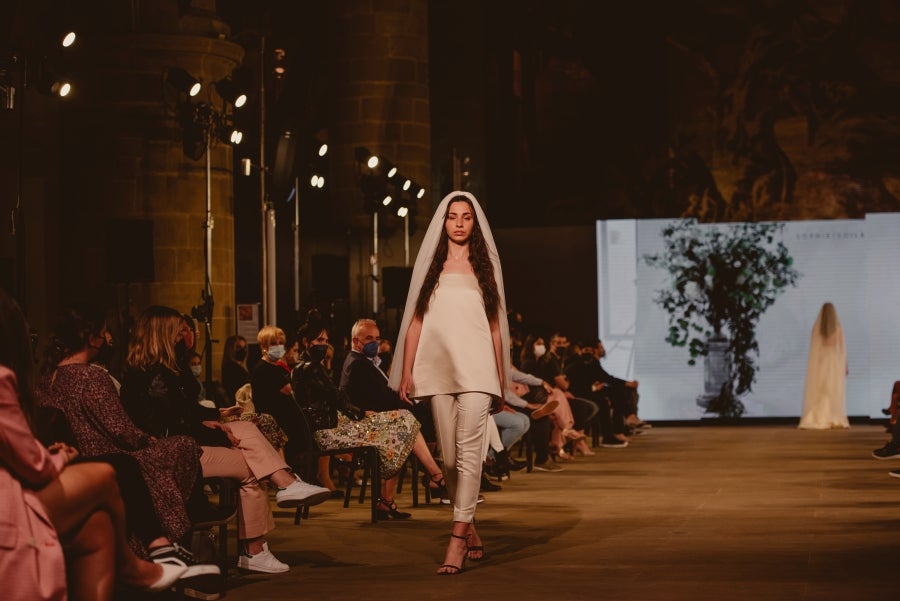 Inspirada en la flor Hydrangea, habitual en el entorno de los caseríos vascos, Sophie et Voilà apuesta por unos diseños versátiles y poderosos, como lo son las novias que desean vestir. Pensada para mujeres con estilo y una historia, la colección se ha construido sobre fundamentos recurrentes como el crepe, la gasa y el tul. 