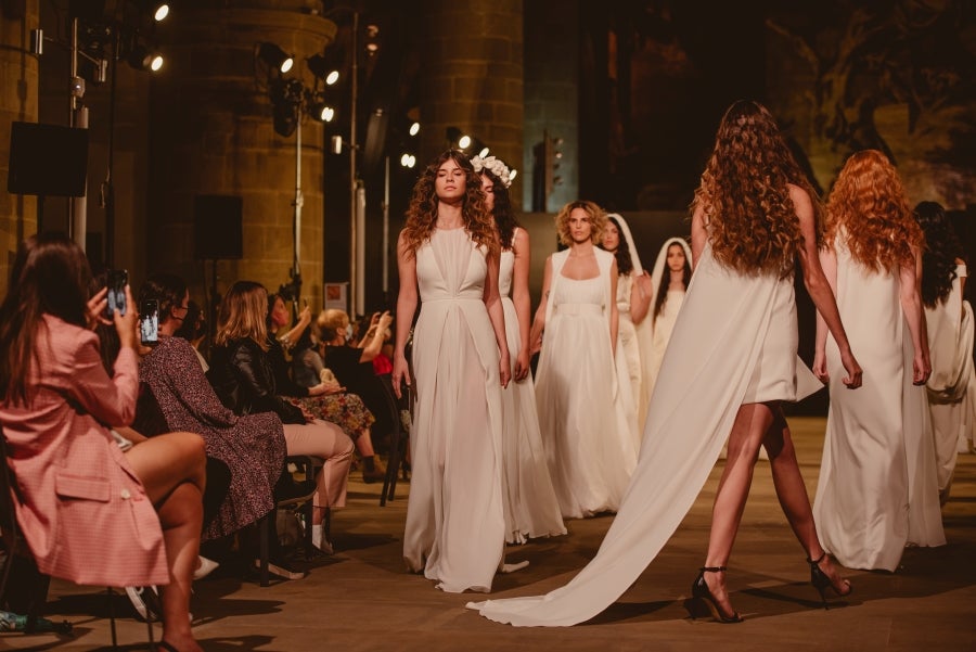 Inspirada en la flor Hydrangea, habitual en el entorno de los caseríos vascos, Sophie et Voilà apuesta por unos diseños versátiles y poderosos, como lo son las novias que desean vestir. Pensada para mujeres con estilo y una historia, la colección se ha construido sobre fundamentos recurrentes como el crepe, la gasa y el tul. 