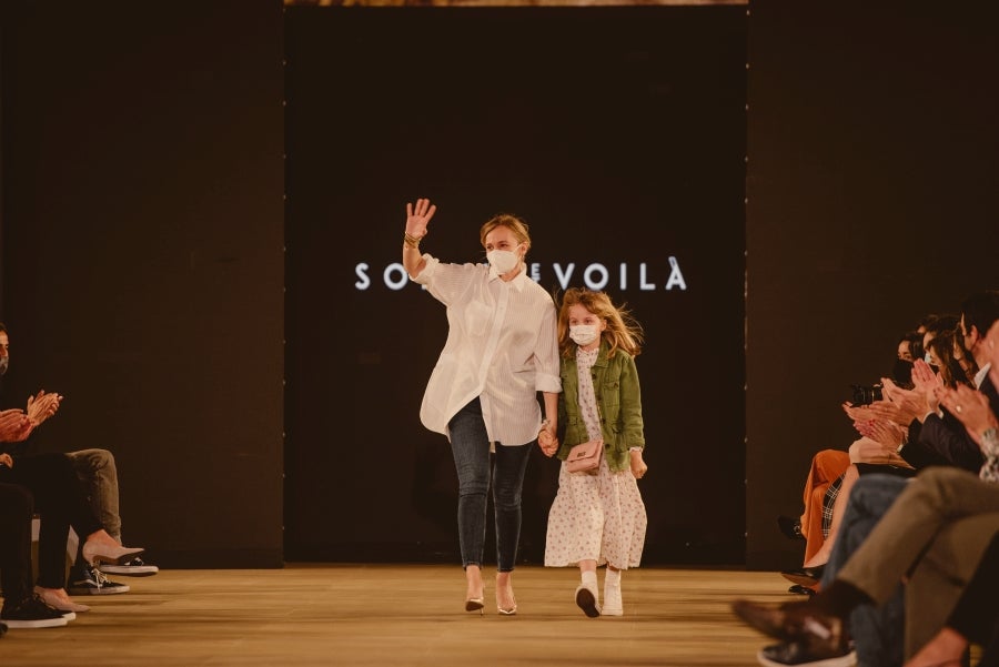 Inspirada en la flor Hydrangea, habitual en el entorno de los caseríos vascos, Sophie et Voilà apuesta por unos diseños versátiles y poderosos, como lo son las novias que desean vestir. Pensada para mujeres con estilo y una historia, la colección se ha construido sobre fundamentos recurrentes como el crepe, la gasa y el tul. 