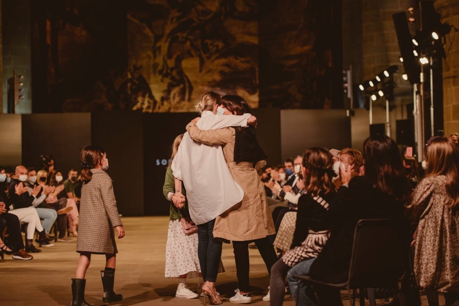 Inspirada en la flor Hydrangea, habitual en el entorno de los caseríos vascos, Sophie et Voilà apuesta por unos diseños versátiles y poderosos, como lo son las novias que desean vestir. Pensada para mujeres con estilo y una historia, la colección se ha construido sobre fundamentos recurrentes como el crepe, la gasa y el tul. 