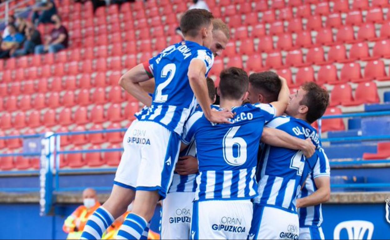 Los jugadores del Sanse celebran el gol de Navarro 