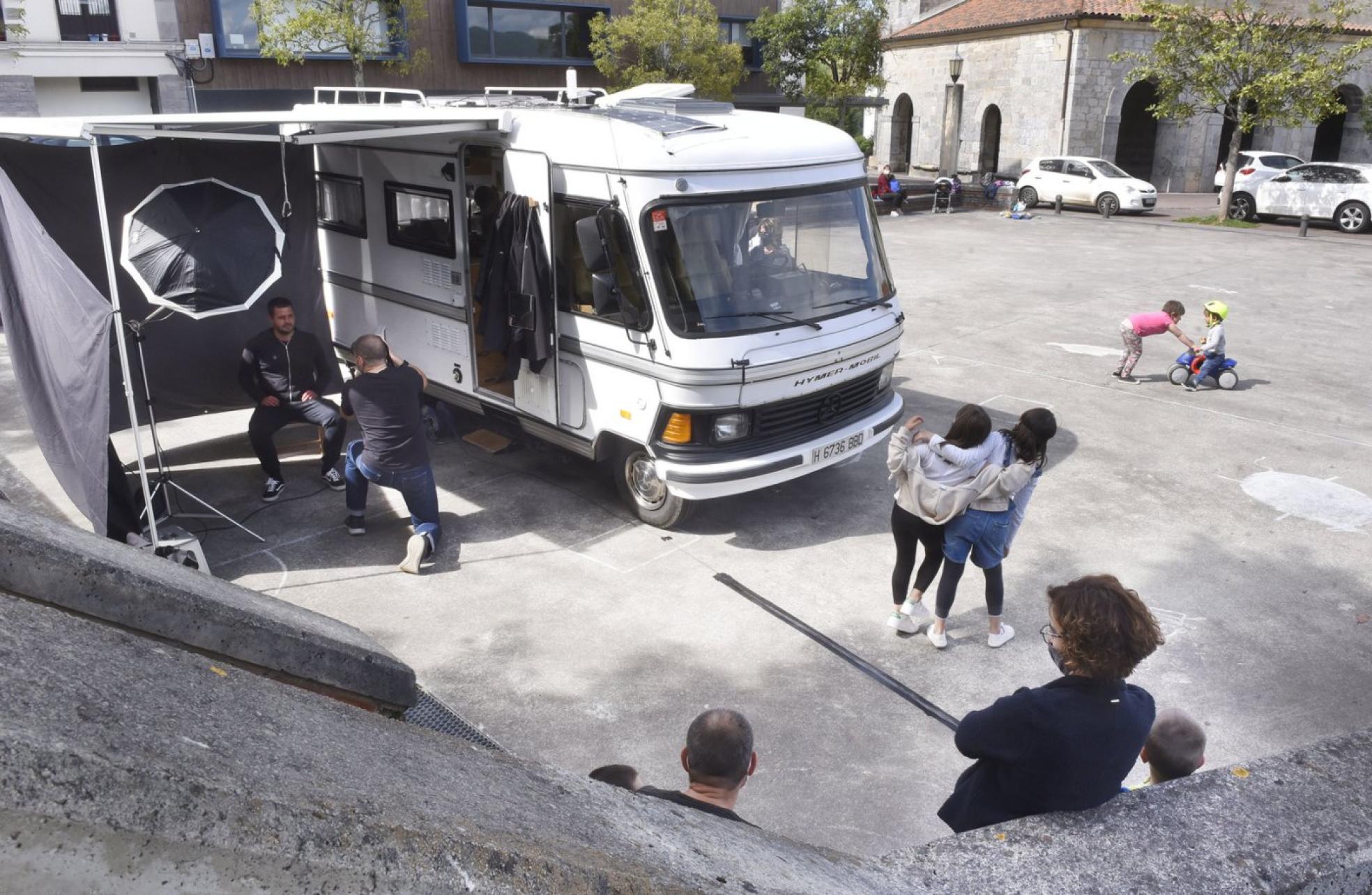 Es tiempo para los retratos. Imagen de una sesión de 'Retrato Nómada: Gipuzkoa' en su primera parada reallizada en Alkiza. IÑIGO ROYO