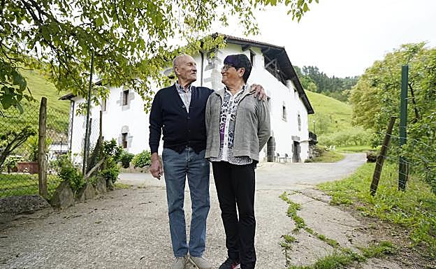 Maritxu Beristain junto a su marido, en el caserío Basabe, de Errezil. 